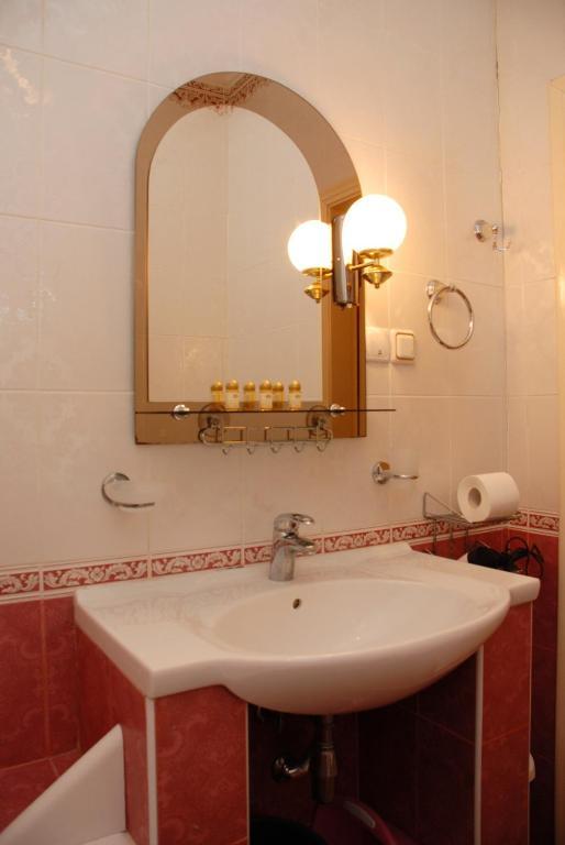 Alex Apartments Near Kreshatik St Kyiv Room photo